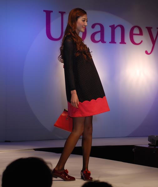 ��ؐ�ݺ�ɫ�ЋD�B��ȹ