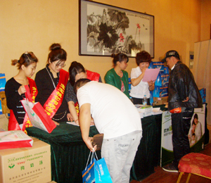 寶寶糧倉答謝會布置中